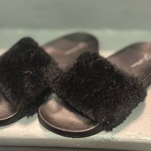 Cozy Black faux Fur Slides EUC